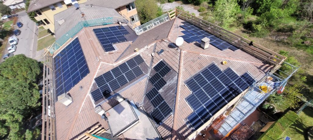 Panoramica dall'alto dell'impianto fotovoltaico da 28 kW completato sul tetto dello studio dentistico a Pescantina.
