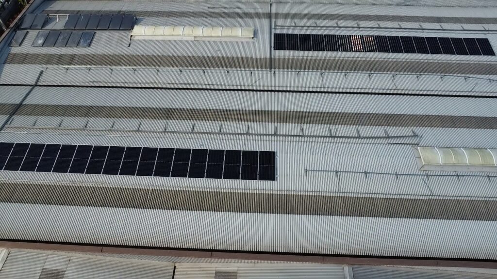 Vista dall'alto dei moduli fotovoltaici installati sul tetto dell'azienda Seal Serramenti a Buttapietra